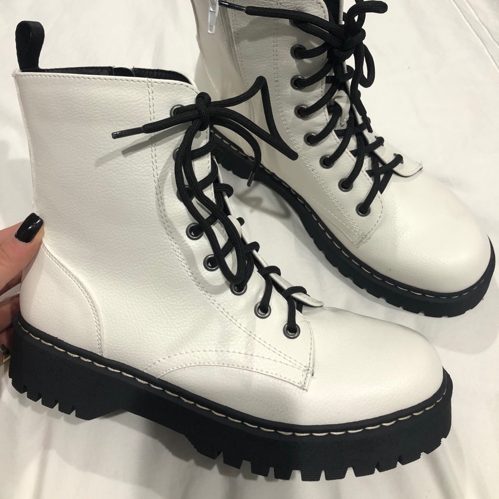 Women’s white UNION BAY combat boots Sz 8.5